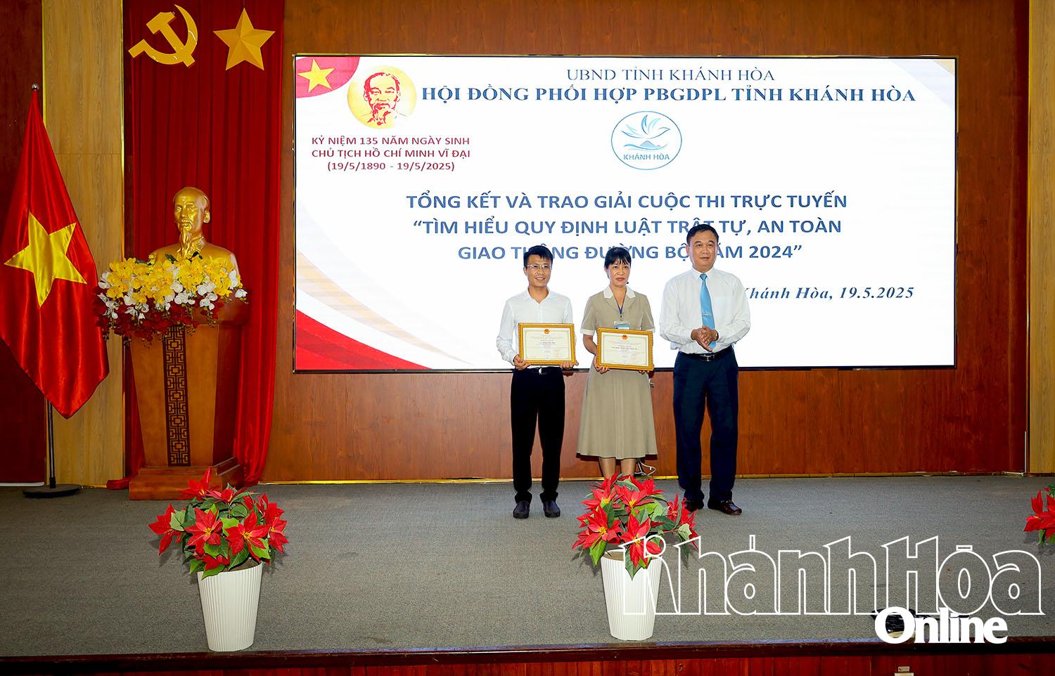 Đại diện Hội đồng Phối hợp phổ biến, giáo dục pháp luật tỉnh trao giải nhất cho các tập thể, cá nhân.