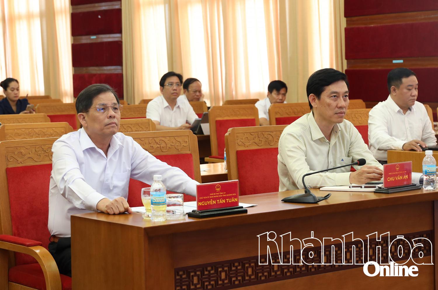 Chủ tịch UBND tỉnh Nguyễn Tấn Tuân dự hội nghị tại điểm cầu Khánh Hòa.