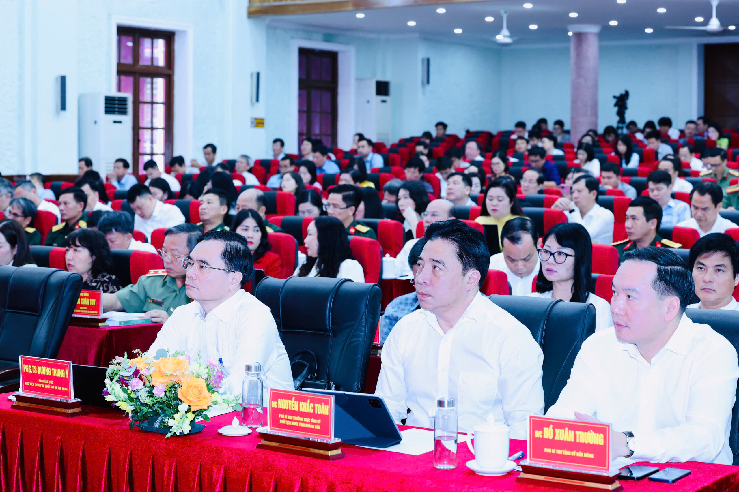 Phó Bí thư Thường trực Tỉnh ủy Nguyễn Khắc Toàn cùng các đại biểu dự hội thảo.