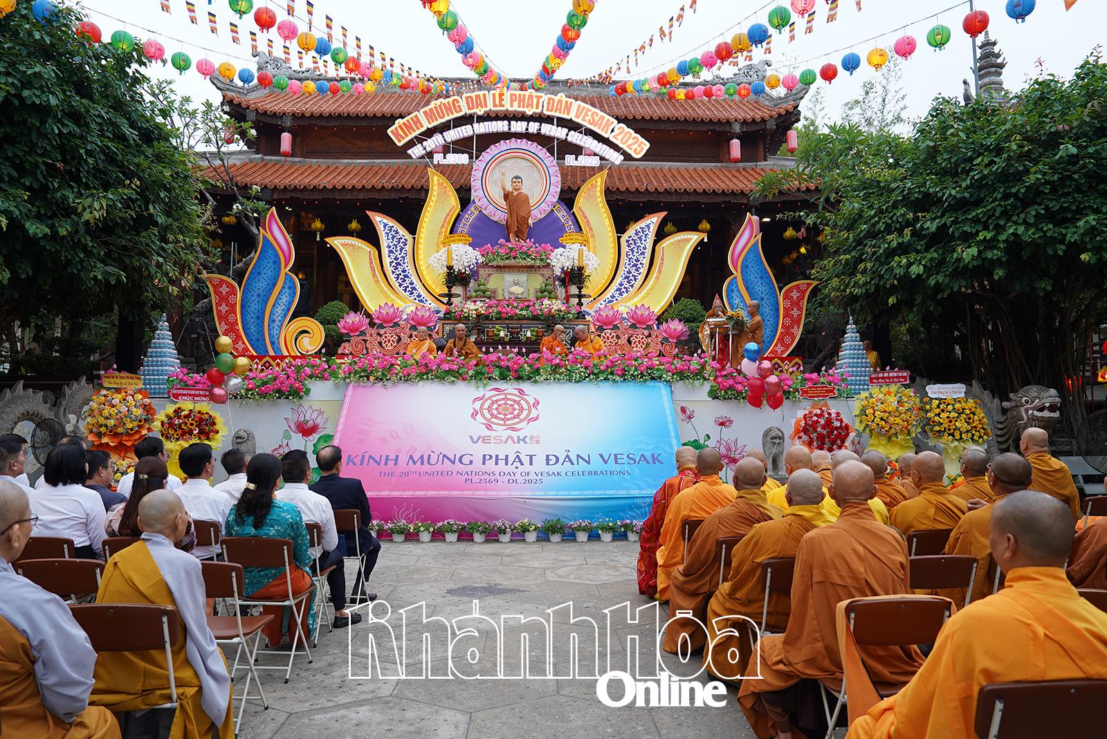 Most Venerable Thich Quang Thien reads the message of Vesak 2569 by the Secretary-General of the United Nations.