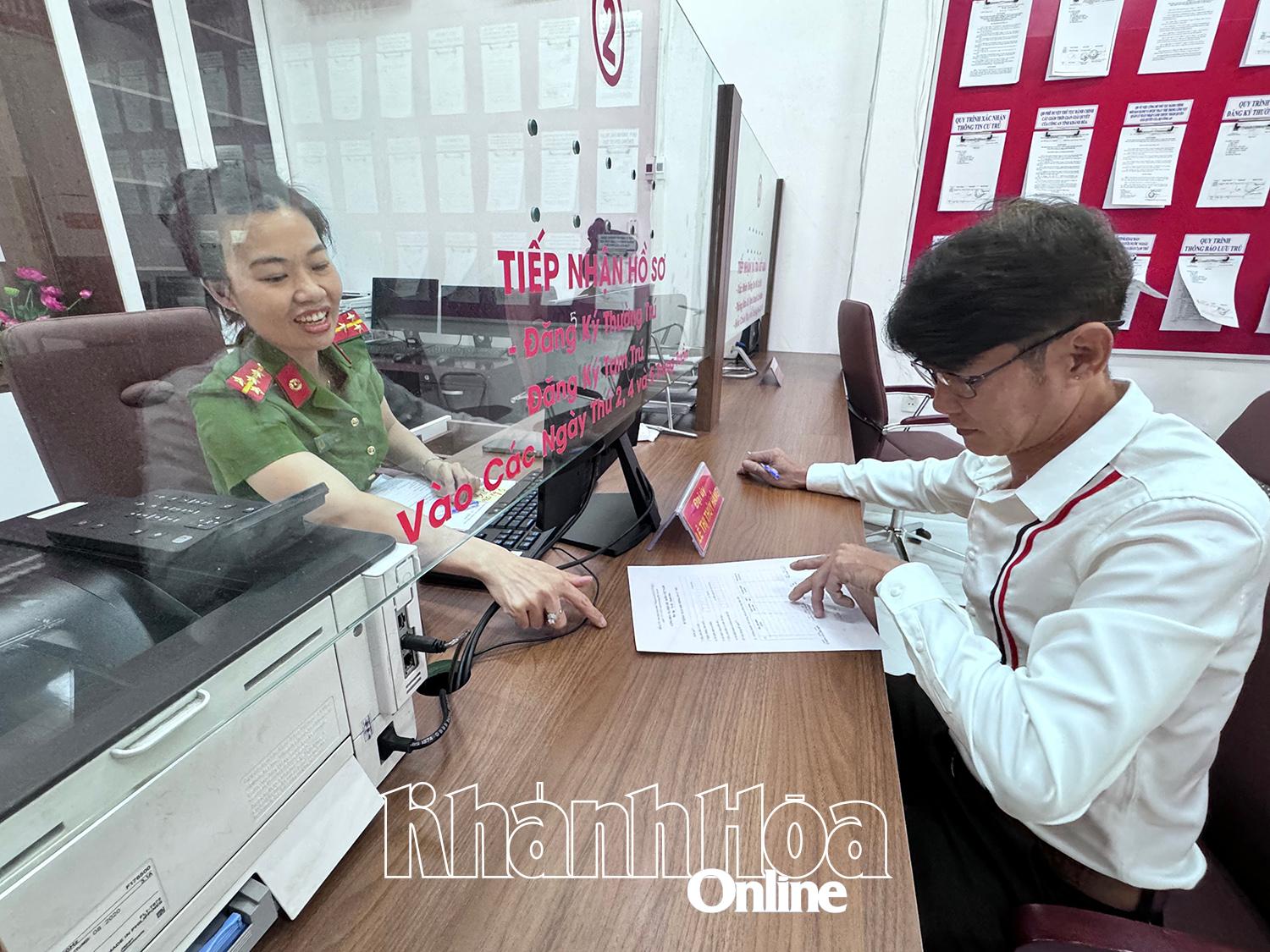 Công an phường Phước Long, TP. Nha Trang hướng dẫn người dân thực hiện dịch vụ công. 

