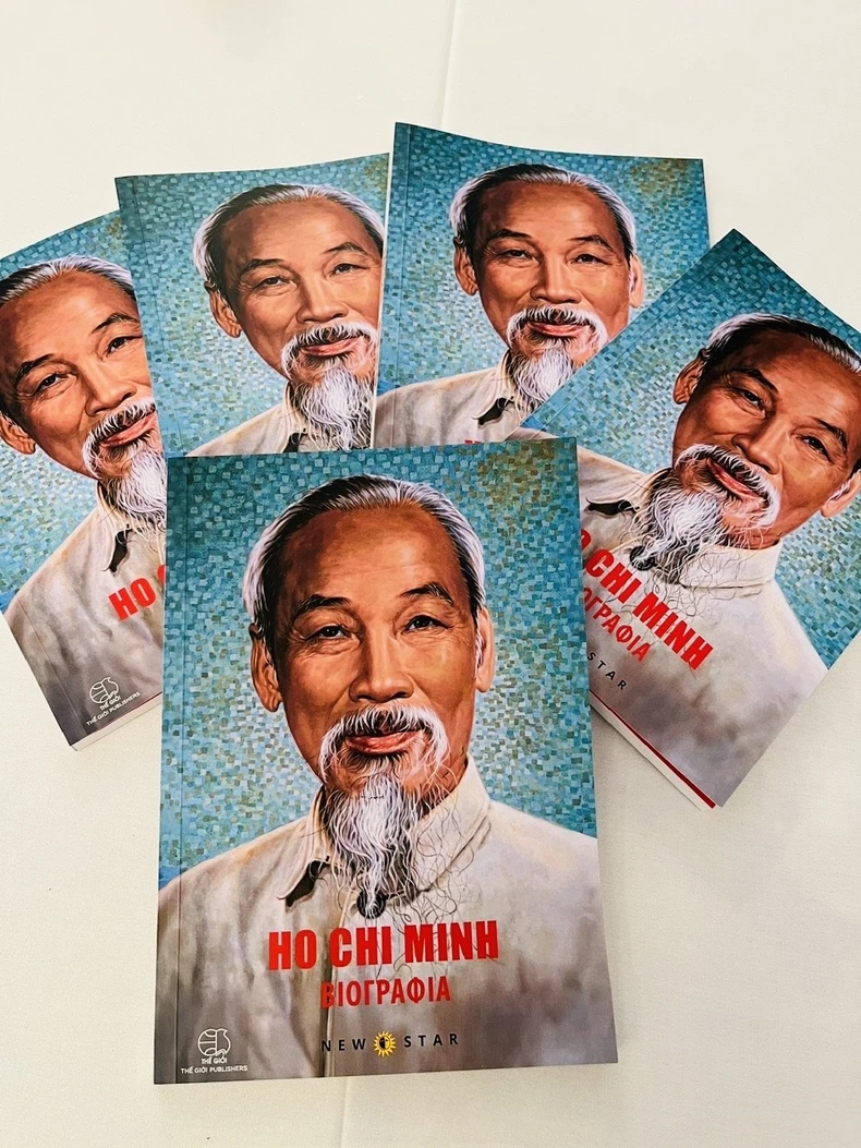 Cuốn sách “Tiểu sử Hồ Chí Minh” bằng tiếng Hy Lạp. (Ảnh: Đại sứ quán Việt Nam tại Hy Lạp)