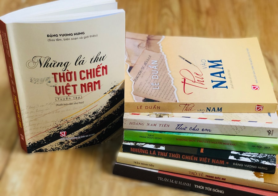 Một số cuốn sách về các lá thư thời chiến.