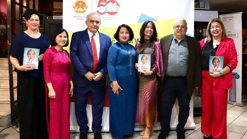 Đại sứ Phạm Thị Thu Hương (đứng giữa) cùng các đại biểu, bạn bè Hy Lạp trong buổi giới thiệu, ra mắt cuốn sách “Tiểu sử Hồ Chí Minh” bằng tiếng Hy Lạp. (Ảnh: Đại sứ quán Việt Nam tại Hy Lạp)