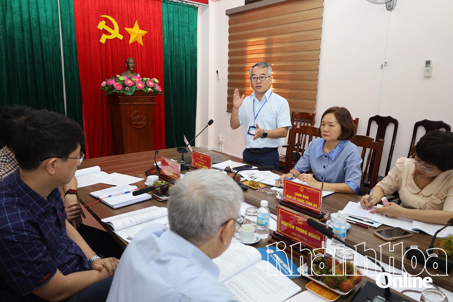 Ông Võ Chí Vương - Giám đốc Sở Nội vụ giải đáp với đoàn công tác. 