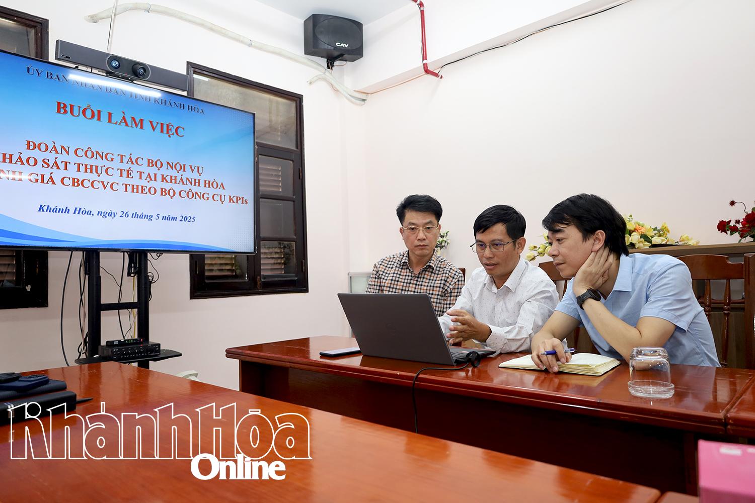 Đoàn công tác khảo sát thực tế tại Sở Nội vụ. 