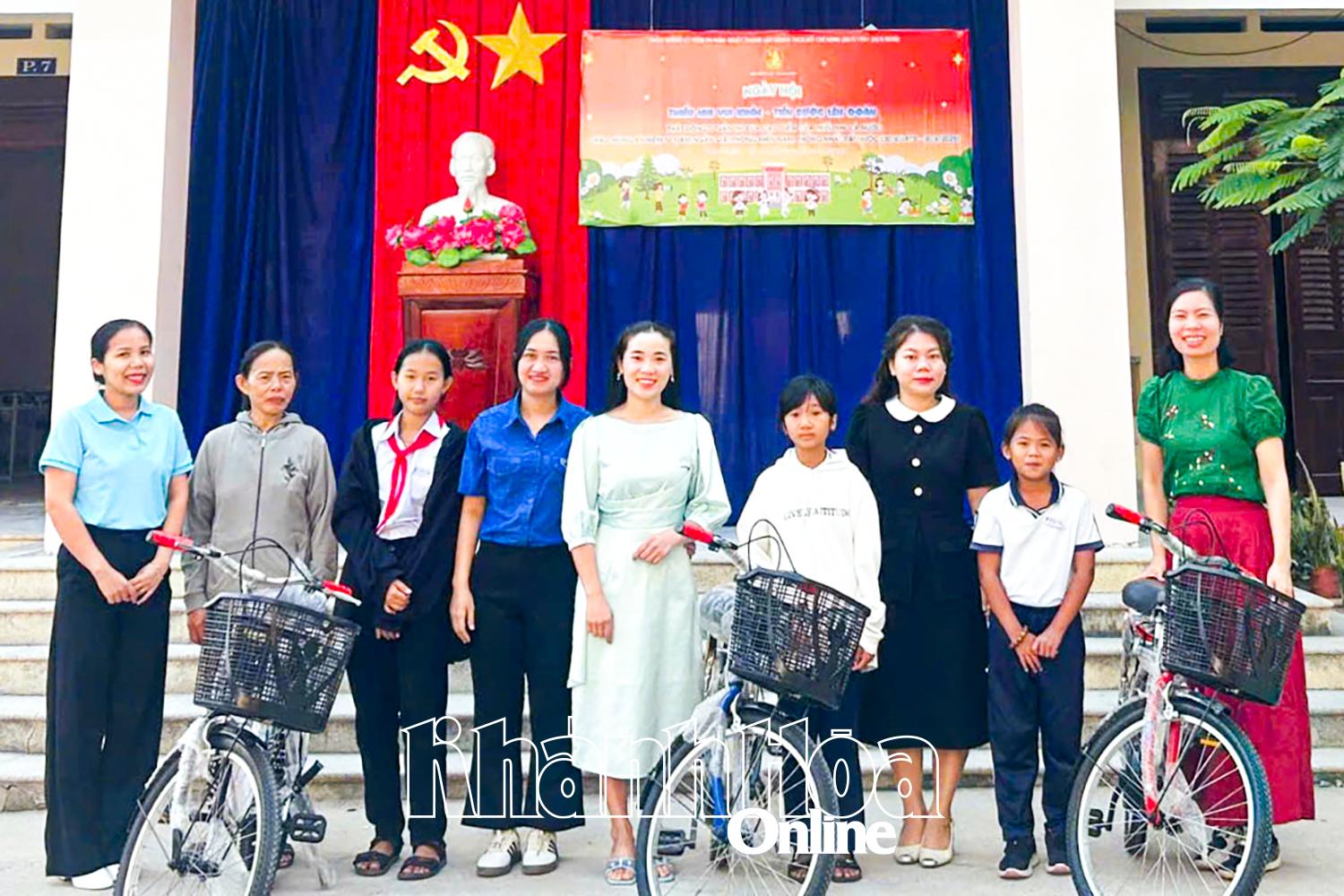 Hội Liên hiệp Phụ nữ phường Ninh Hà, thị xã Ninh Hòa thực hiện chương trình Cùng em vượt khó đến trường.