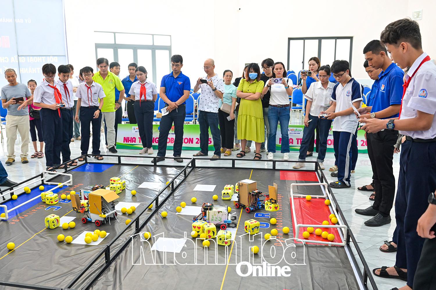 Thành đoàn Nha Trang tổ chức cuộc thi Robocon 
cho các học sinh, thiếu nhi tham gia. Ảnh: Vĩnh Thành