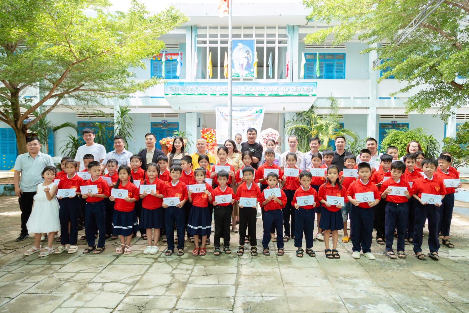 Công ty TNHH HCM57 Technology cùng Cộng đồng Thiết bị Văn phòng Việt Nam: Trao 80 suất học bổng cho học sinh nghèo huyện Vạn Ninh