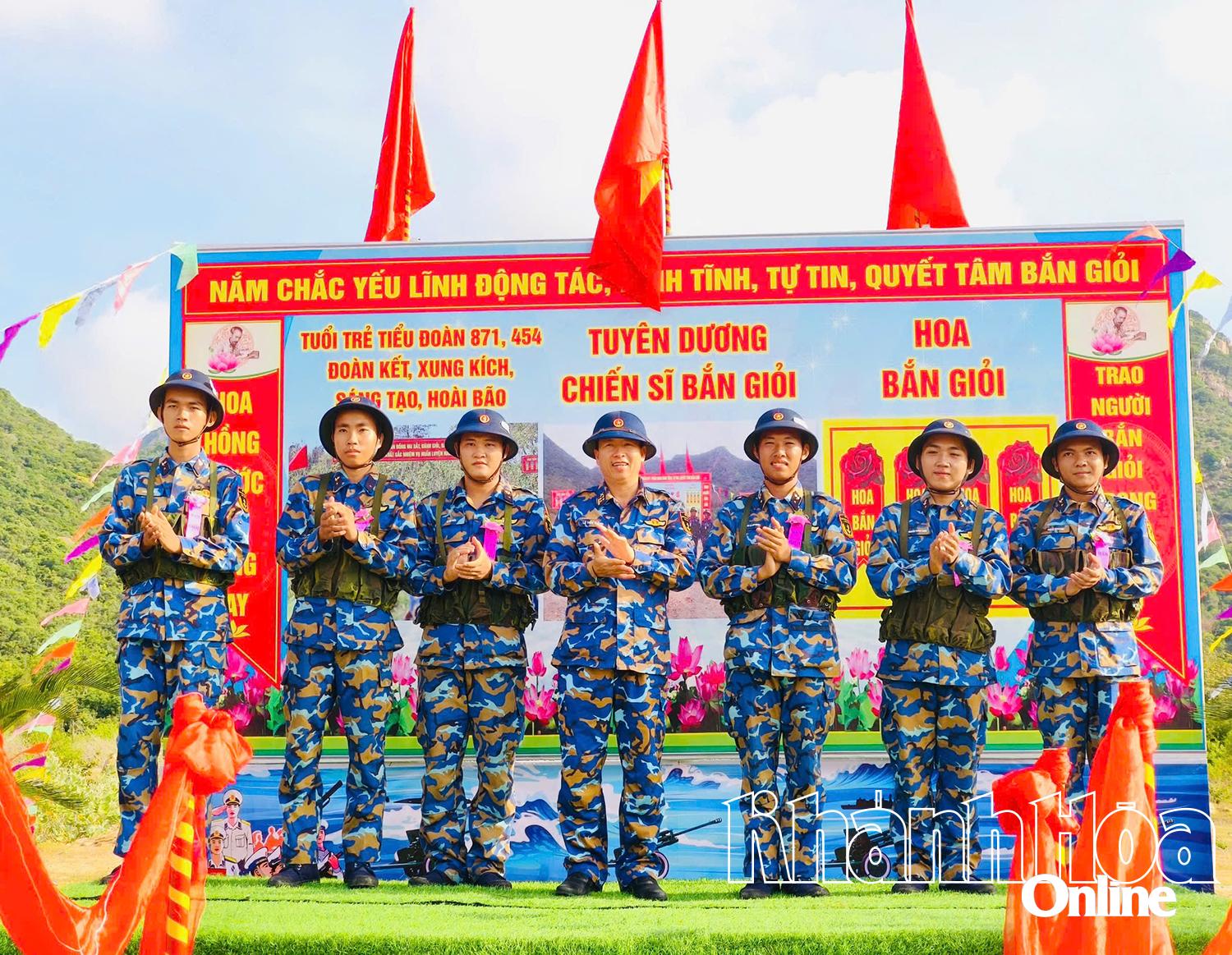 Thủ trưởng Lữ đoàn 957 tặng hoa chúc mừng các chiến sĩ bắn đạt điểm giỏi