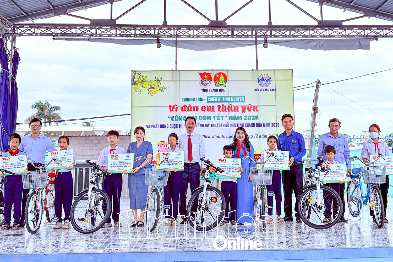 Tỉnh đoàn - Hội đồng Đội tỉnh tặng xe đạp cho thiếu nhi có hoàn cảnh khó khăn huyện Diên Khánh. Ảnh: Vĩnh Thành