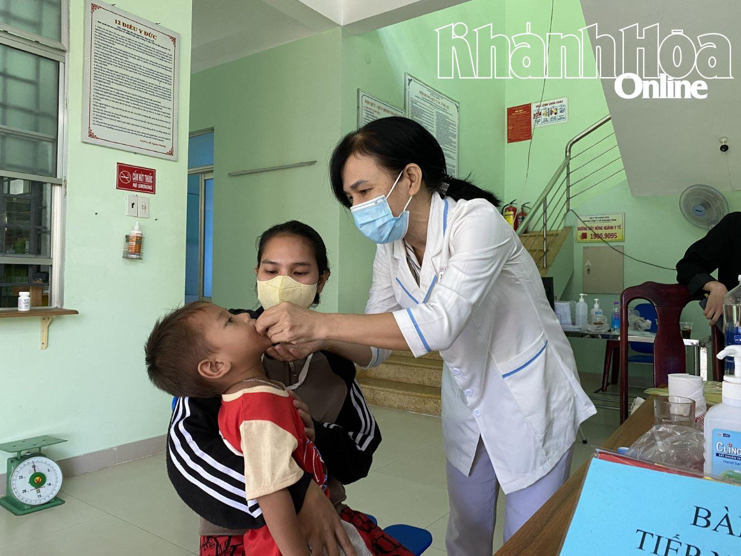 Cho trẻ uống vitamin A ở một trạm y tế huyện Khánh Vĩnh.