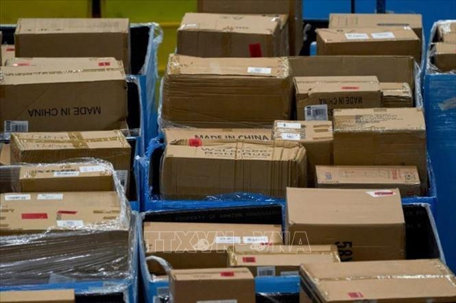 Hiện nay, khoảng 60% lô hàng có giá trị thấp vào Mỹ đến từ Trung Quốc, chủ yếu của hai nhà bán lẻ Temu và Shein. Ảnh: BLOOMBERG/TTXVN