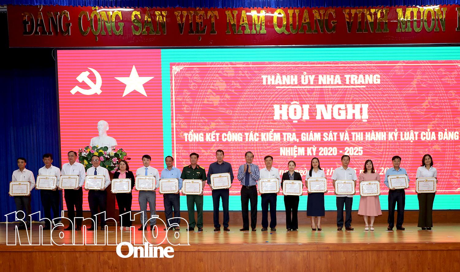 Bí thư Thành ủy Trần Mạnh Dũng trao giấy khen cho các tập thể.