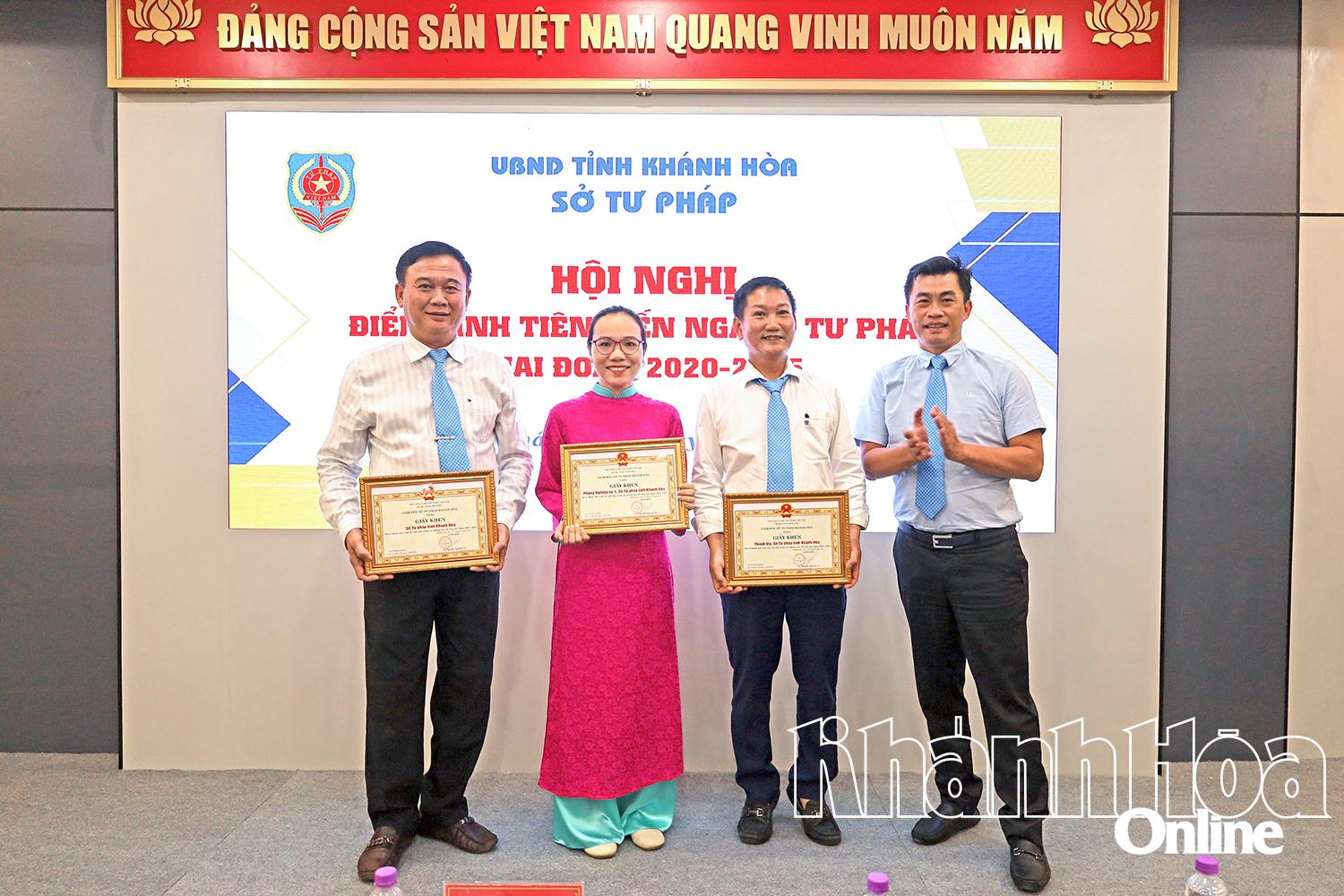 Lãnh đạo Sở Tư pháp trao giấy khen cho các tập thể điển hình tiên tiến.