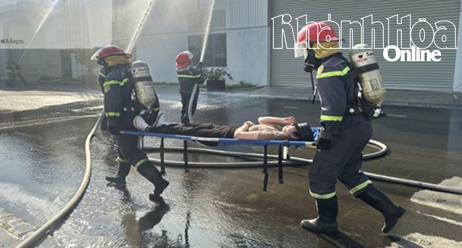 Một nạn nhân được lực lượng chữa cháy chuyên nghiệp giải cứu