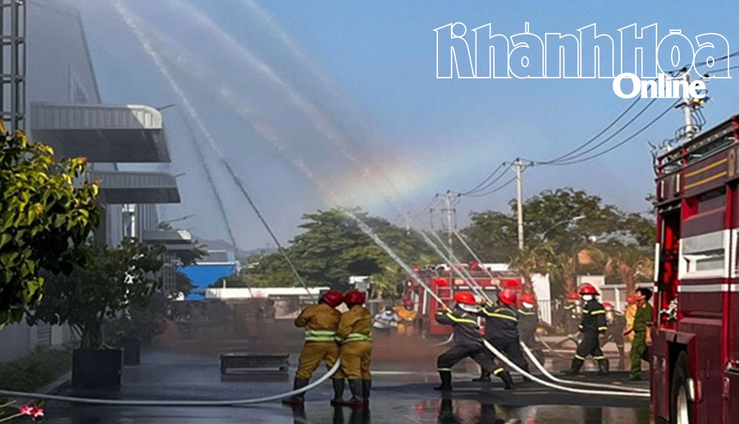Lực lượng chức năng tham gia chữa cháy tại hiện trường