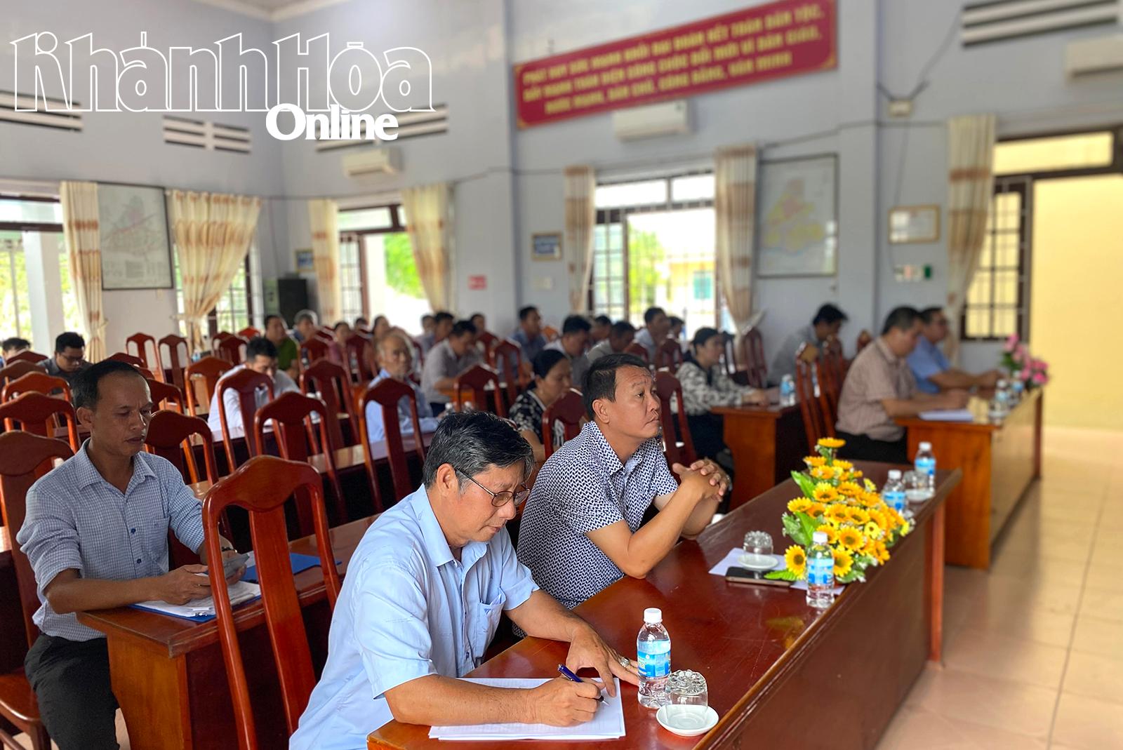 Các đại biểu và cử tri 2 xã Diên An và Diên Phú tại buổi tiếp xúc cử tri.
