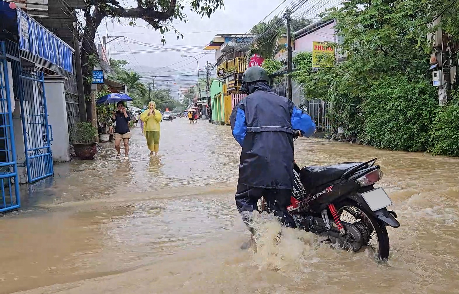 Người dân xã Vĩnh Phương, Nha Trang ứng phó với mưa ngập cuối năm 2024.