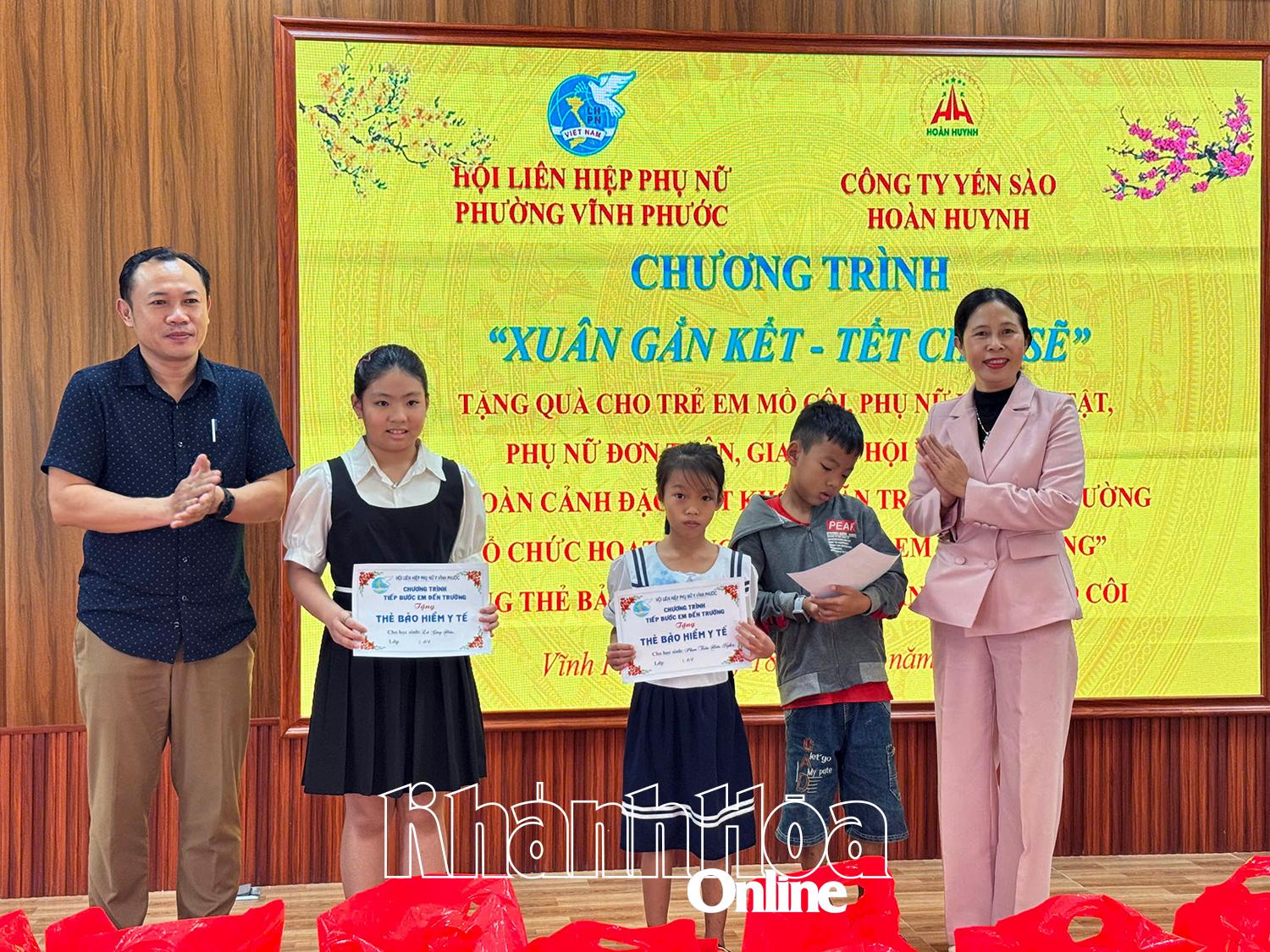 Hội Liên hiệp Phụ nữ phường Vĩnh Phước trao bảo hiểm y tế cho học sinh là trẻ em mồ côi.