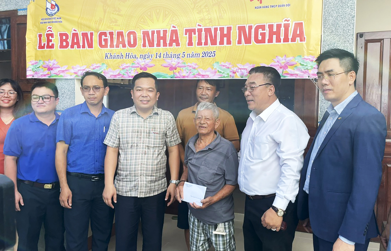 Các đơn vị bàn giao nhà tình nghĩa cho gia đình có công với cách mạng tại phường Vĩnh Trường