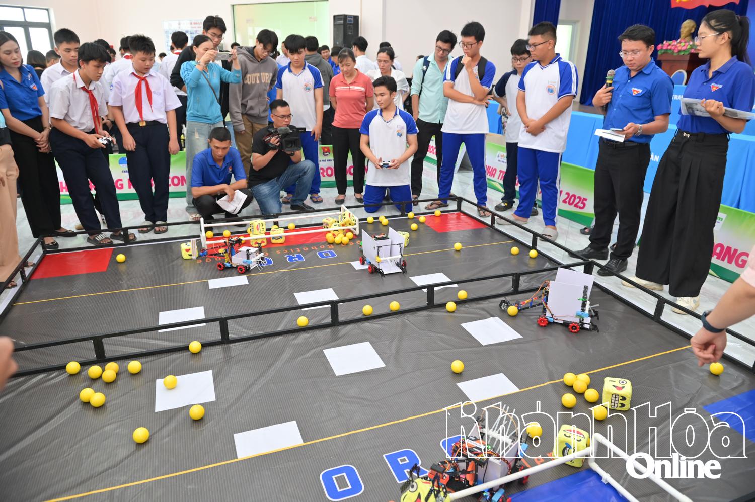 Cuộc thi Robocon cấp thành phố do Thành đoàn Nha Trang vừa tổ chức vào cuối tháng 4 vừa qua.