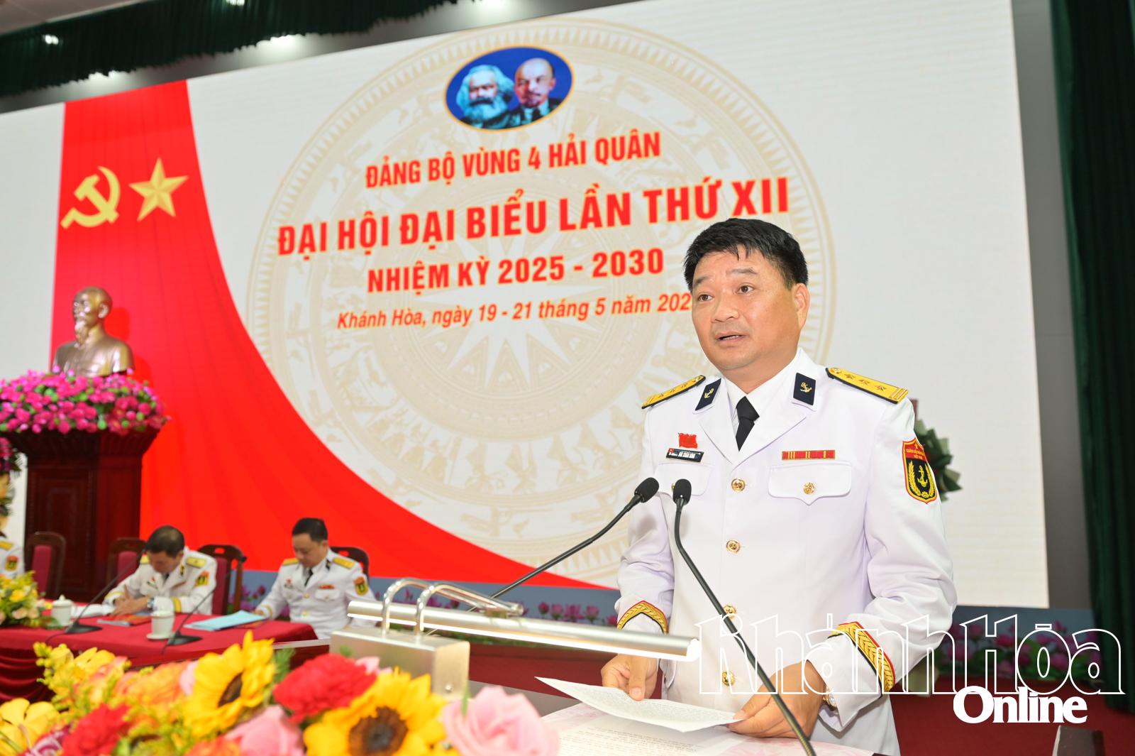 Thượng tá Bùi Xuân Bình - Bí thư Đảng ủy, Chính ủy Vùng 4 Hải quân thông qua báo cáo chính trị tại đại hội.