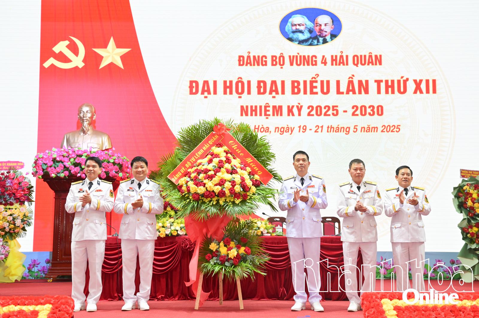 Quân chủng Hải quân tặng hoa chúc mừng đại hội.