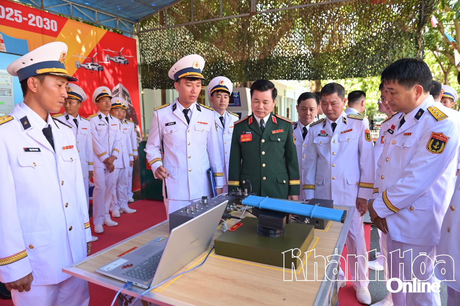 Các đại biểu tham quan không gian trưng bày mô hình học cụ huấn luyện chào mừng đại hội.