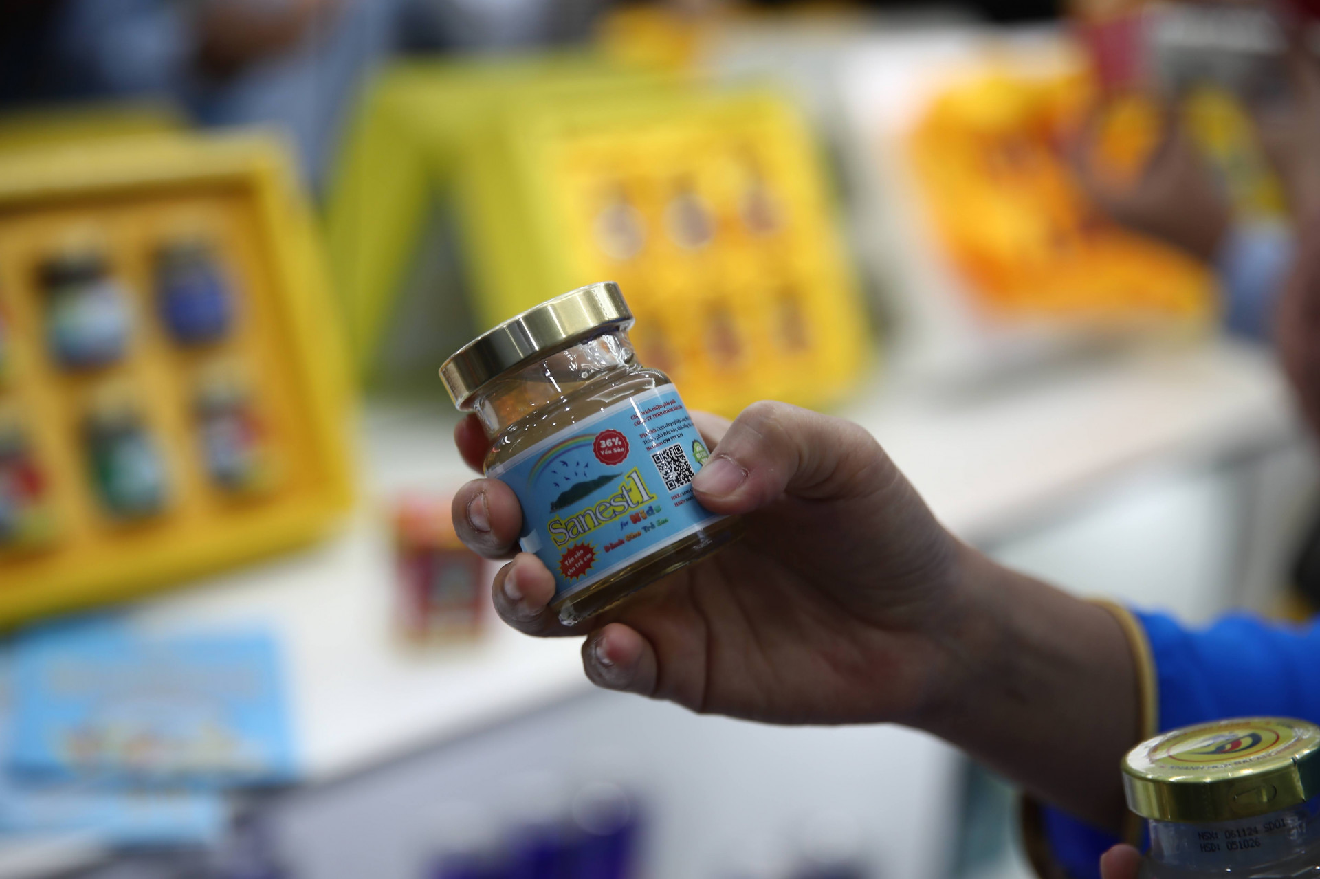 Sản phẩm yến sào giả được trưng bày tại phòng triển lãm của Cục Quản lý Thị trường.