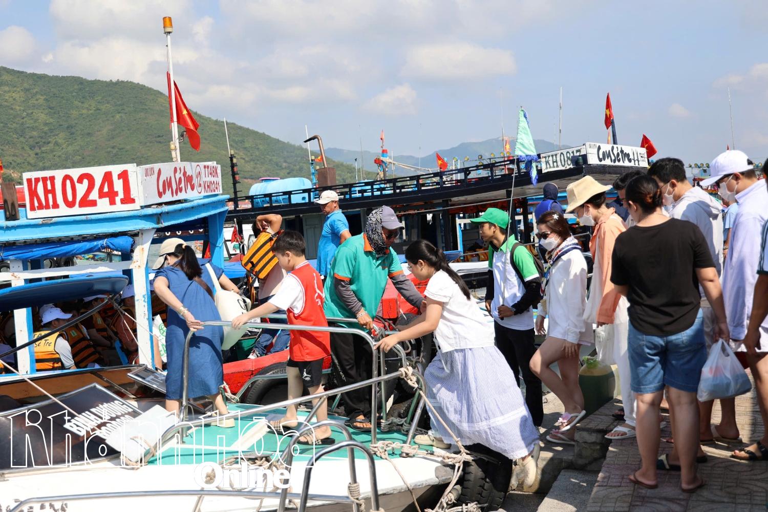 More than 273,000 visitors came to Khanh Hoa on April 30, May 1 holiday