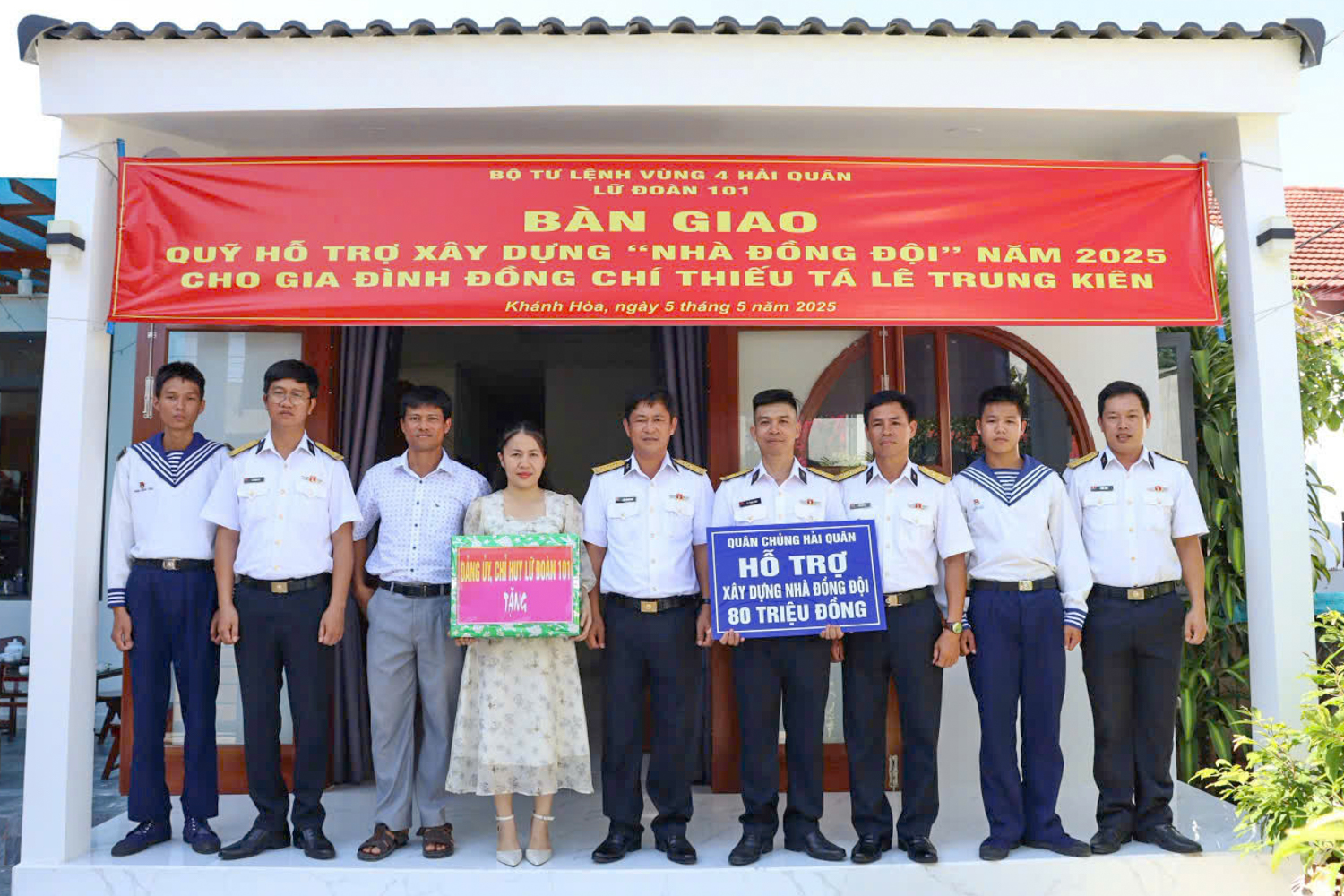 Thủ trưởng Lữ đoàn 101 cùng cán bộ, chiến sĩ và đại diện địa phương trao biểu trưng hỗ trợ cho gia đình Thiếu tá Lê Trung Kiên.