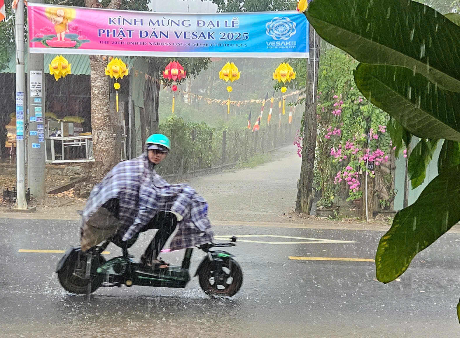 Mưa lớn trên địa bàn xã Xuân Đồng vào trưa 7-5.
