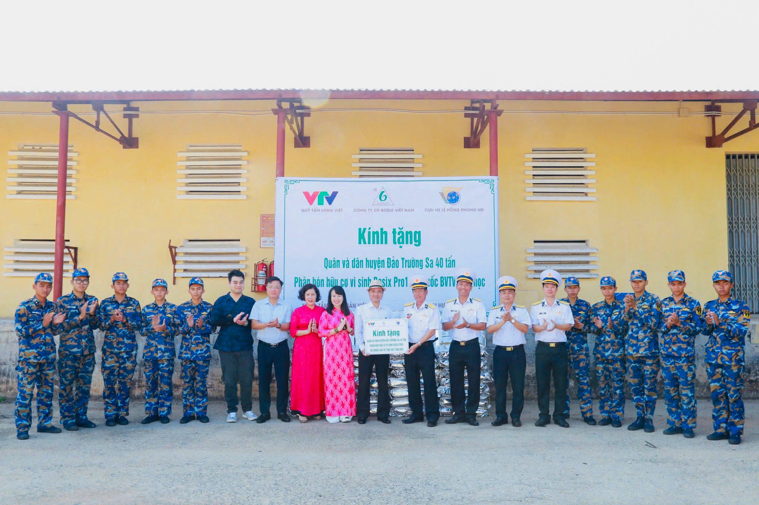 Vùng 4 Hải quân tiếp nhận 40 tấn phân bón hỗ trợ chương trình "Xanh hóa Trường Sa"