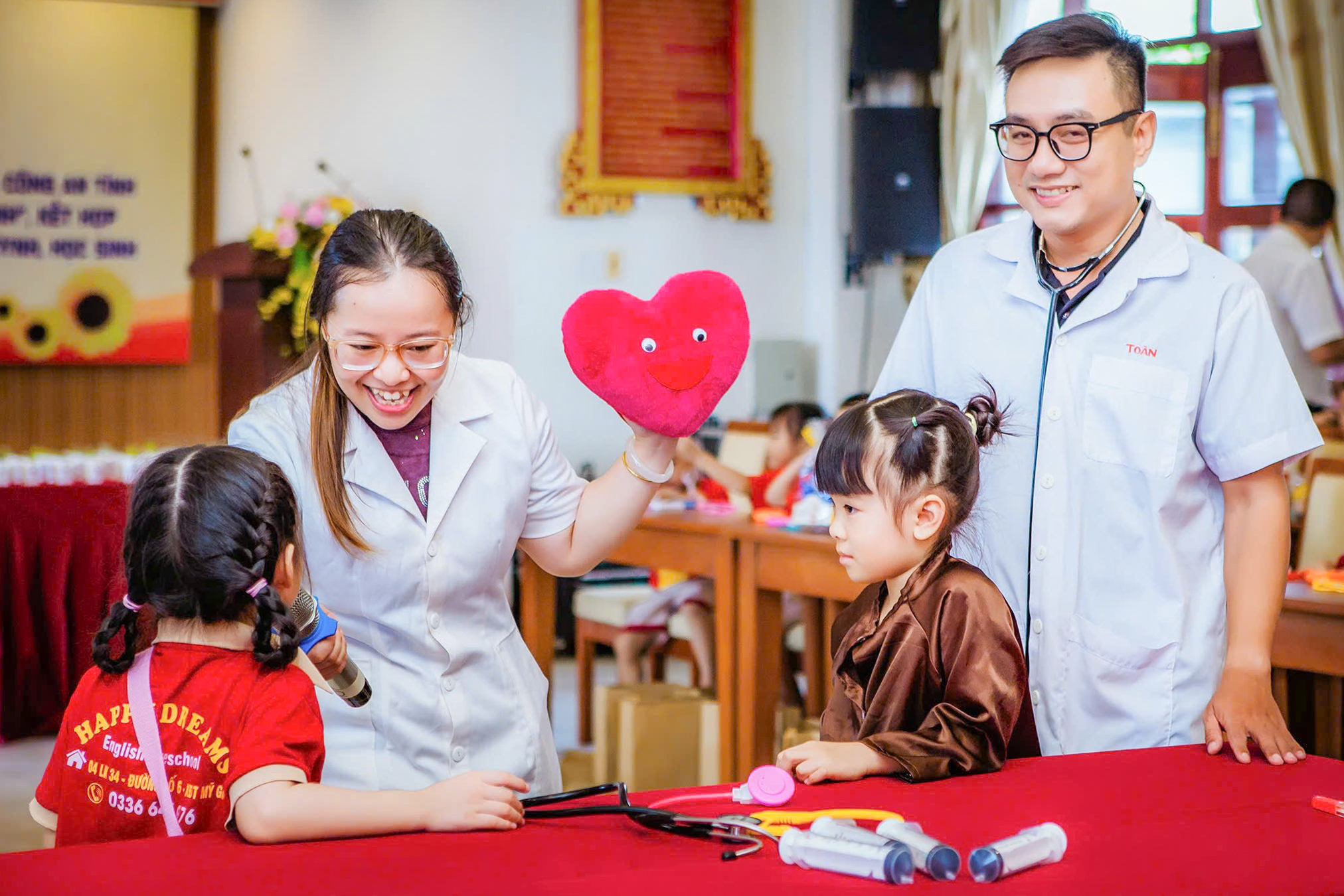 Các học sinh tham gia trải nghiệm, tìm hiểu kiến thức.