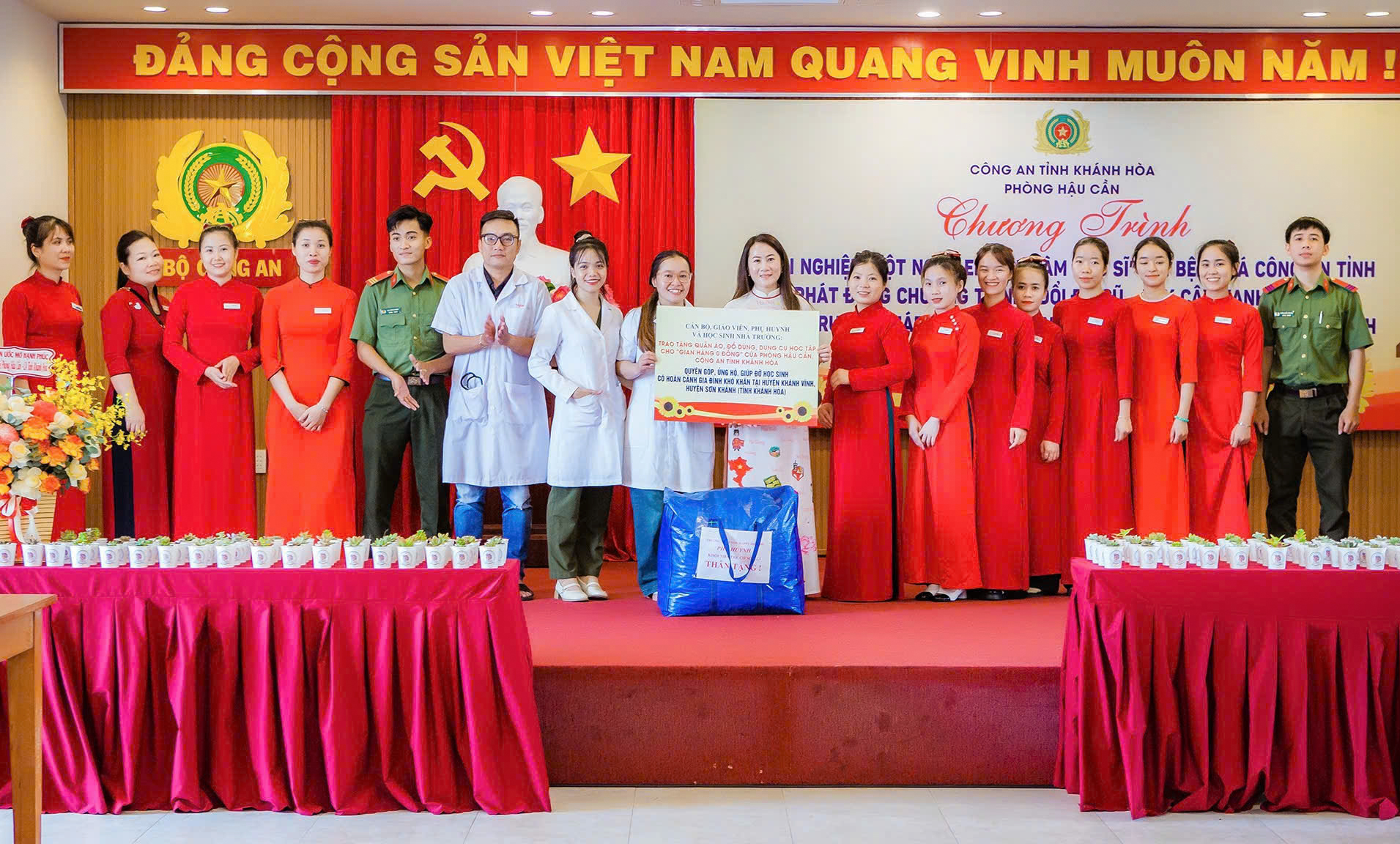 Nhà trường trao tặng các vật phẩm ủng hộ chương trình Đổi đồ cũ - Lấy cây xanh.