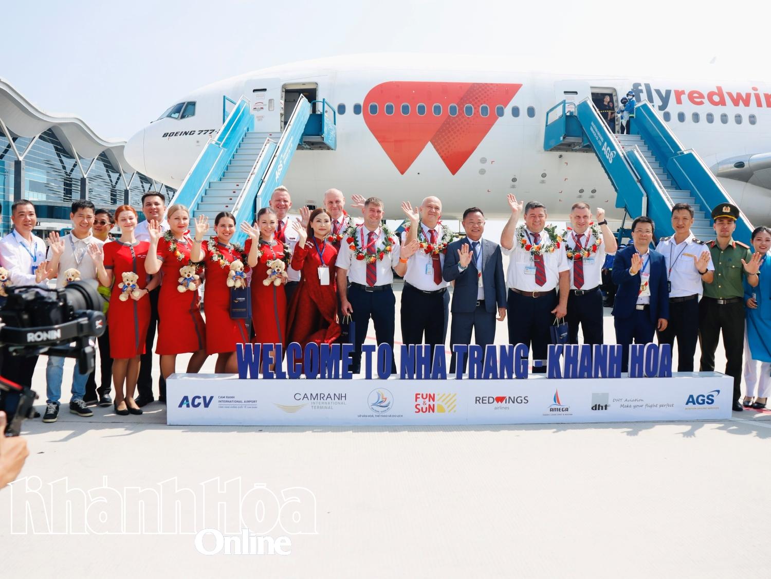 Đón chuyến bay đầu tiên của hãng hàng không Red Wings từ Nga đến Khánh Hòa