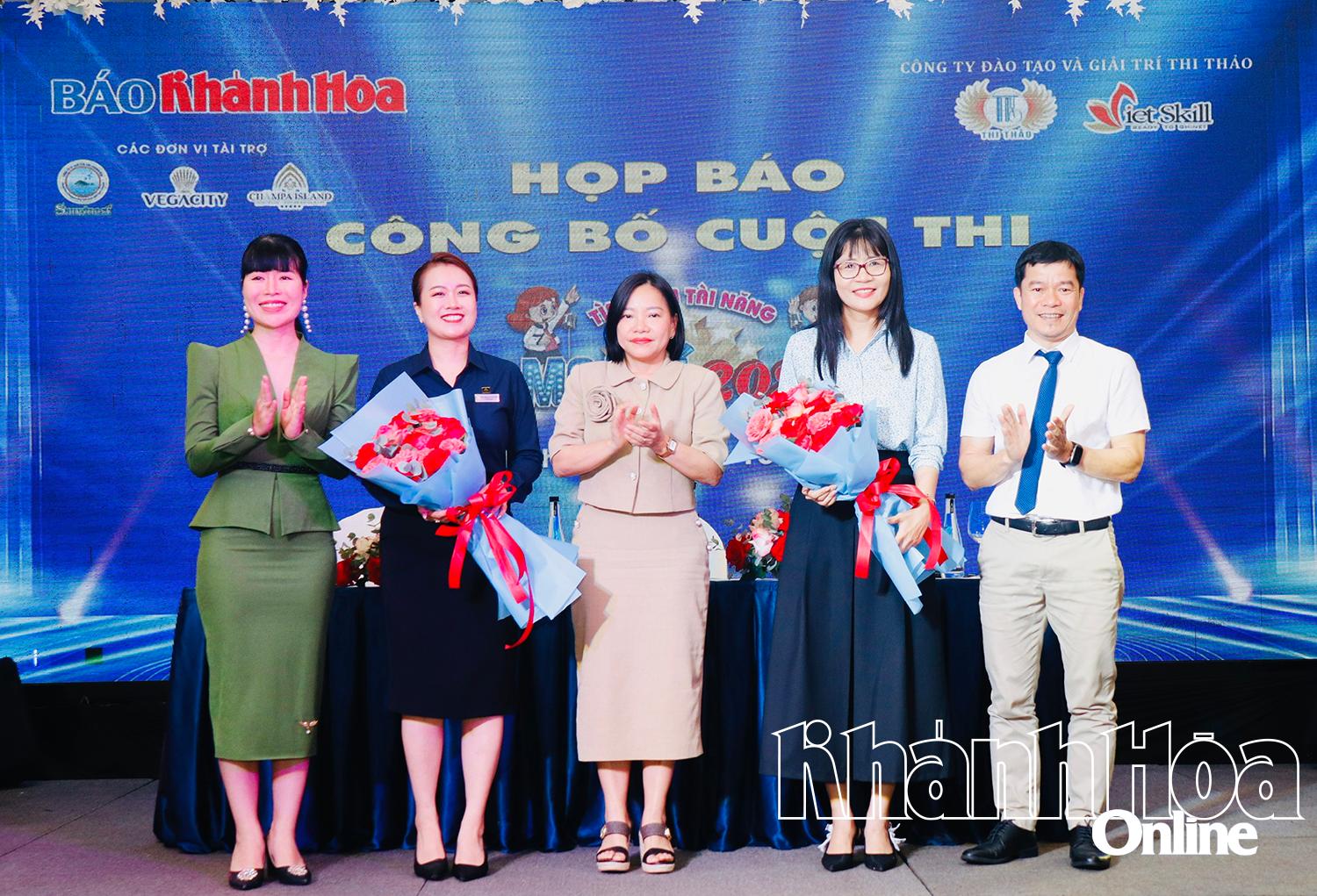 Ban tổ chức tặng hoa cho các nhà tài trợ.