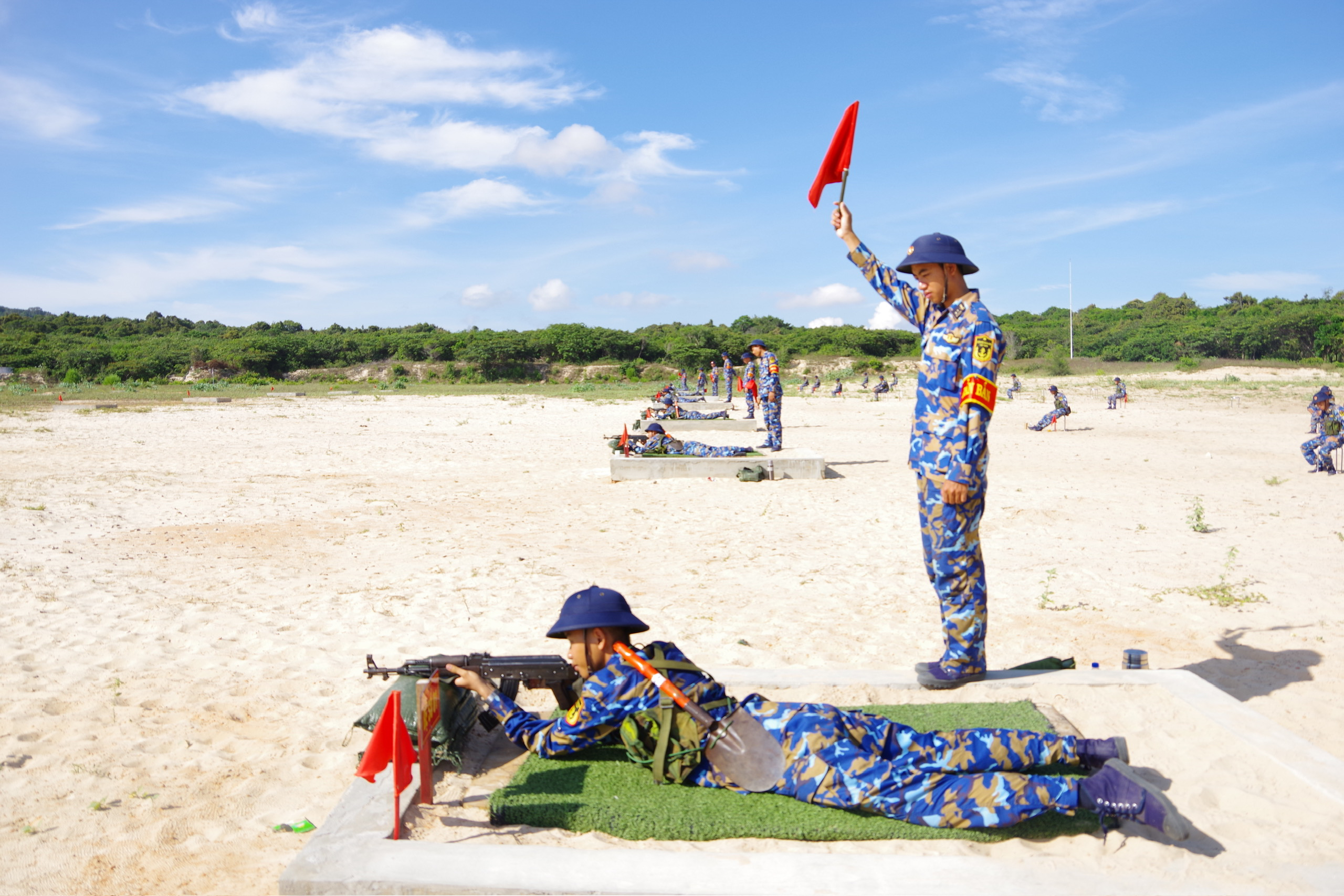 Trung tâm Huấn luyện Vùng 4 Hải quân thực hành kiểm tra “3 tiếng nổ” cho chiến sĩ mới