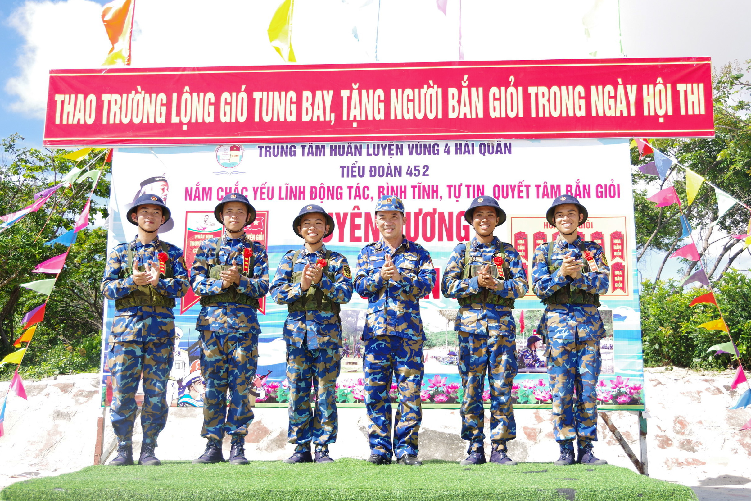 Đại tá Nguyễn Hồng Chinh - Chính ủy Trung tâm tặng hoa bắn giỏi cho các chiến sĩ bắn đạt thành tích cao.