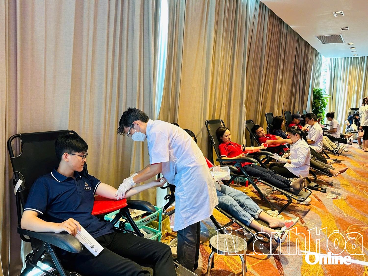 Các tình nguyện viên hiến máu tại khách sạn Novotel Nha Trang
