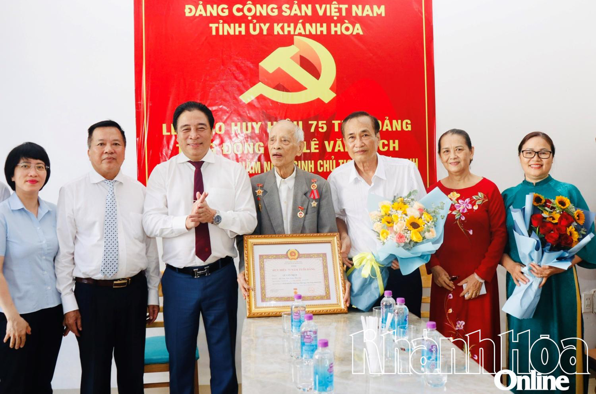 Phó Bí thư Thường trực Tỉnh ủy Nguyễn Khắc Toàn trao Huy hiệu 75 năm tuổi Đảng cho 2 đảng viên tiêu biểu ở TP. Nha Trang