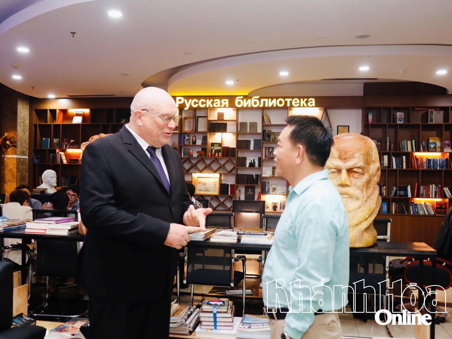 Ông Lê Xuân Thơm - Tổng  Giám đốc Công ty TNHH Hải Đăng trao đổi với ông Bazlov Vasily (giáo viên) về một số vấn đề xung quanh công tác giảng dạy tiếng Nga