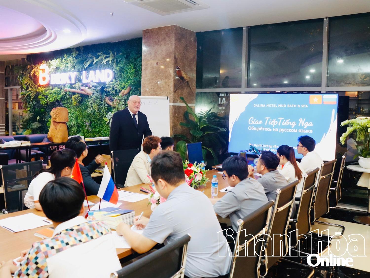Khai giảng lớp học tiếng Nga miễn phí tại khách sạn Galina TP. Nha Trang