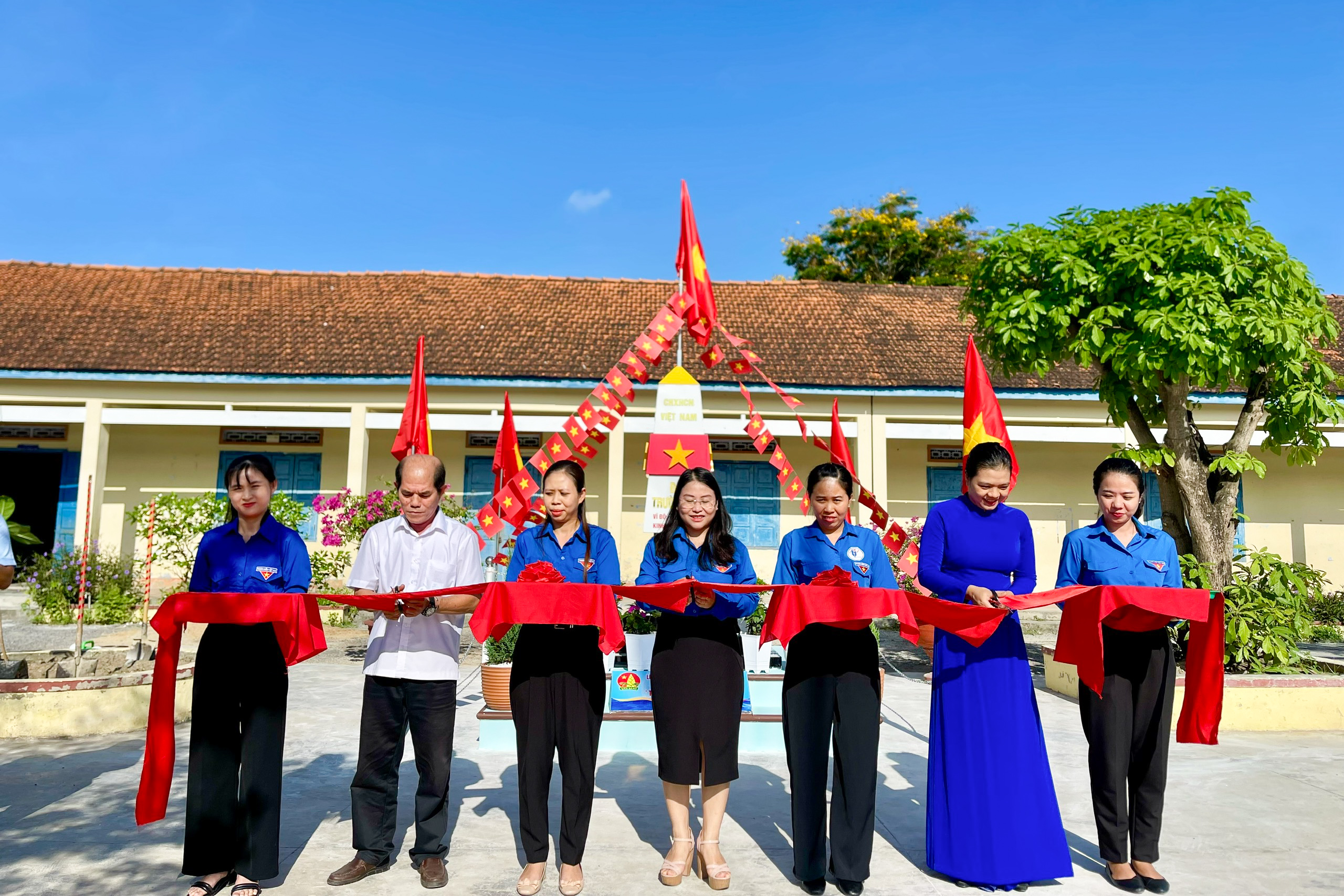 Các đại biểu cắt băng khánh thành công trình.