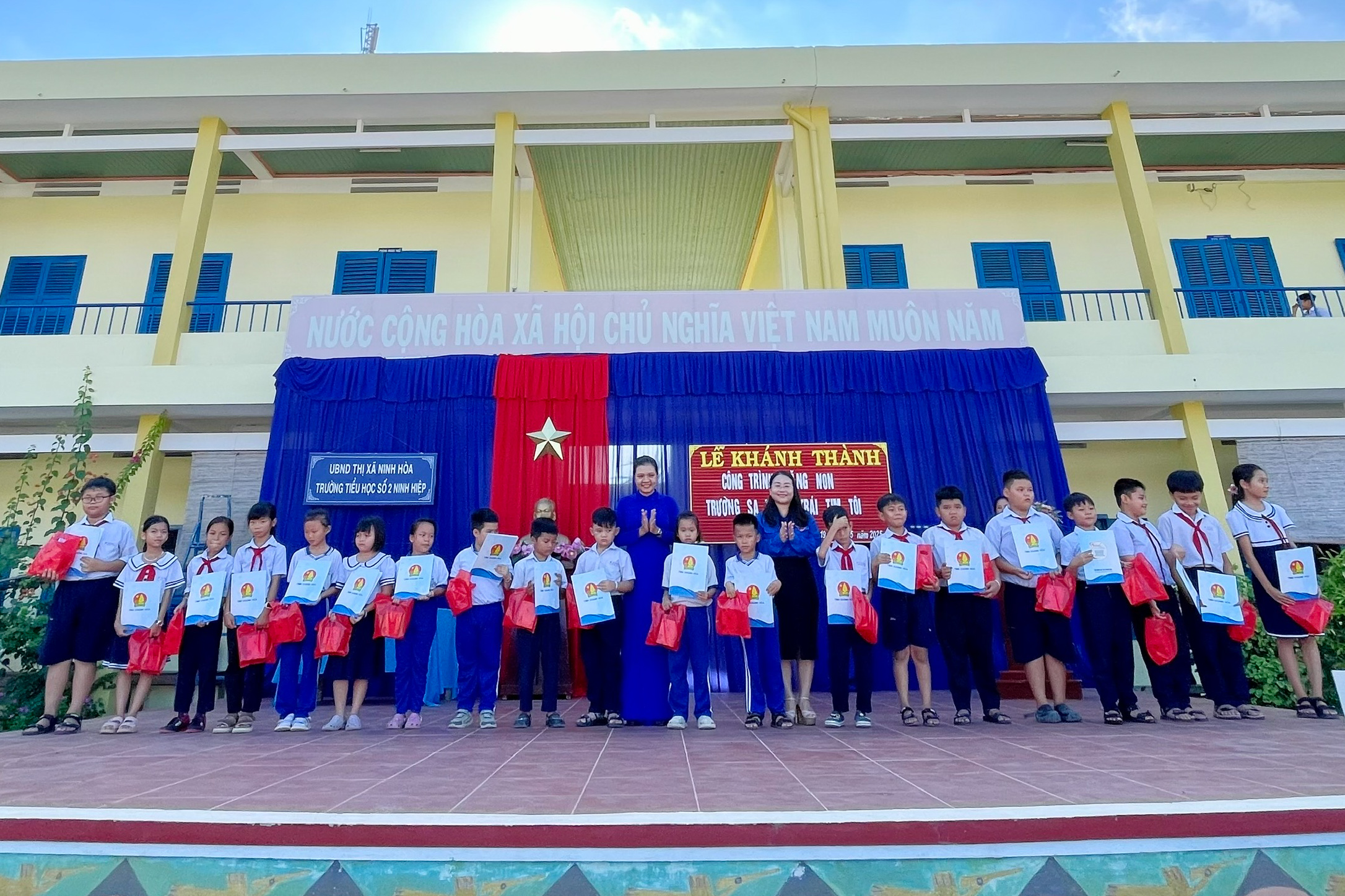 Lãnh đạo Tỉnh đoàn và Thị đoàn Ninh Hòa trao quà cho các học sinh.