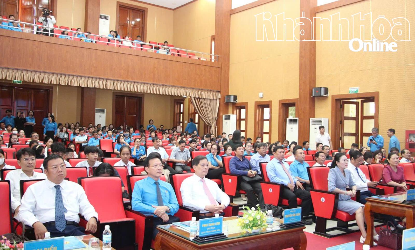 Chủ tịch UBND tỉnh Khánh Hòa Nguyễn Tấn Tuân đối thoại với đoàn viên, người lao động