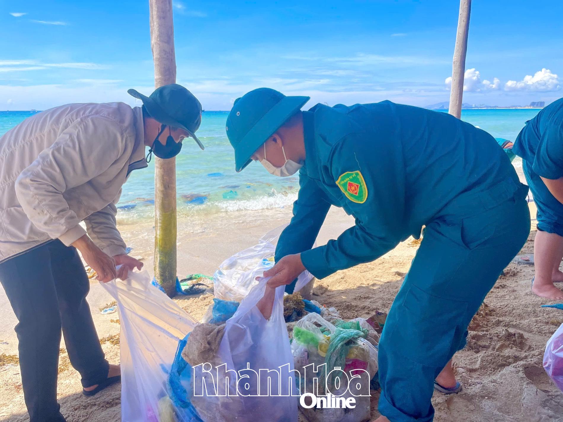 Thu gom hơn 70kg rác trôi dạt vào bãi biển Bãi Dài 