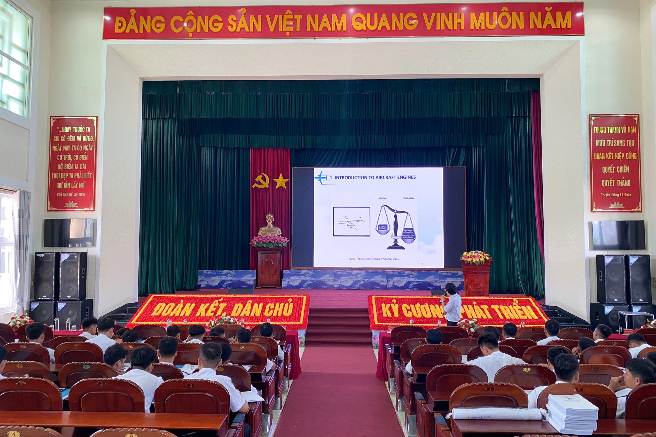 Lữ đoàn 954 phối hợp tổ chức các lớp kiến thức chuyên ngành, kỹ thuật hàng không