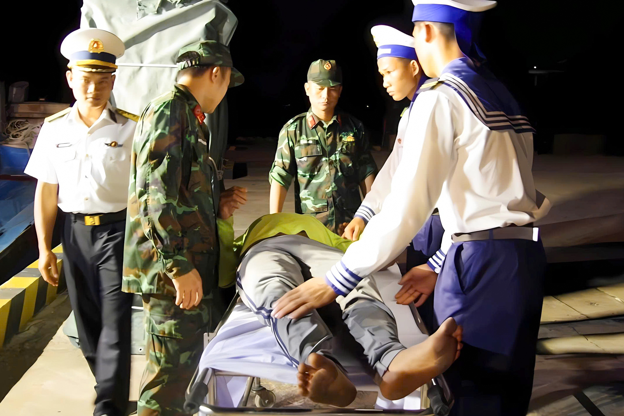 Bệnh xá đảo Trường Sa cấp cứu ngư dân trong đêm